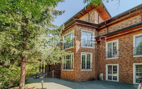 3-этажный коттедж 600 м² с отделкой