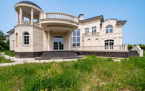 3-этажный коттедж 1 200 м² без отделки
