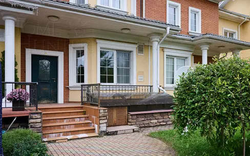 3-этажный таунхаус 270 м² с отделкой