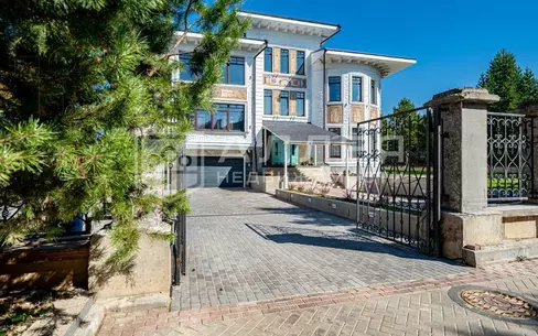 3-этажный коттедж 1 300 м² с отделкой