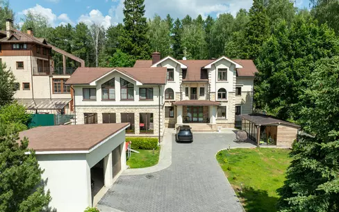 3-этажный коттедж 640 м² с отделкой