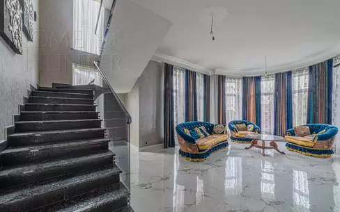 3-этажный коттедж 350 м² с отделкой