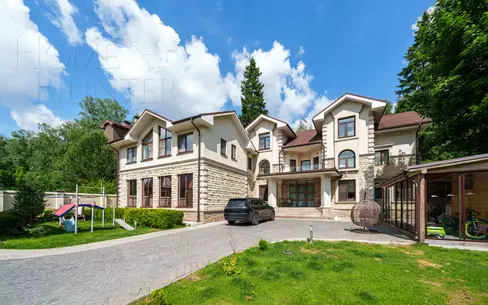 3-этажный коттедж 640 м² с отделкой