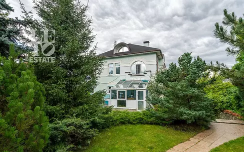 3-этажный коттедж 300 м² с отделкой