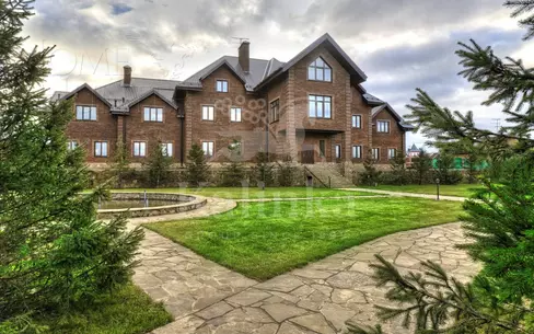 3-этажный коттедж 1 300 м² без отделки