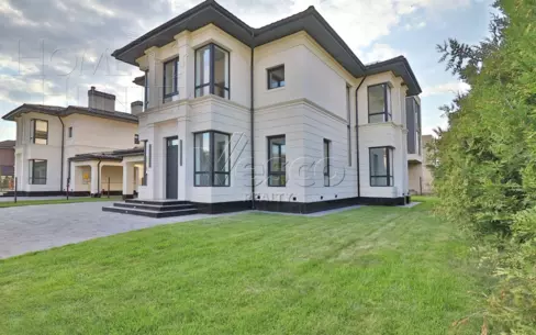 2-этажный коттедж 240 м² с отделкой