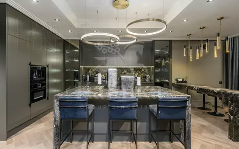 3-этажный коттедж 1 100 м² с отделкой