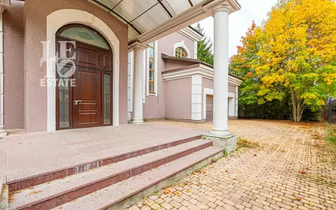 2-этажный коттедж 1 000 м² с отделкой