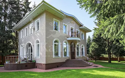 2-этажный коттедж 250 м² с отделкой