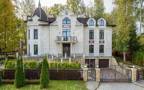 2-этажный коттедж 1 100 м² с отделкой