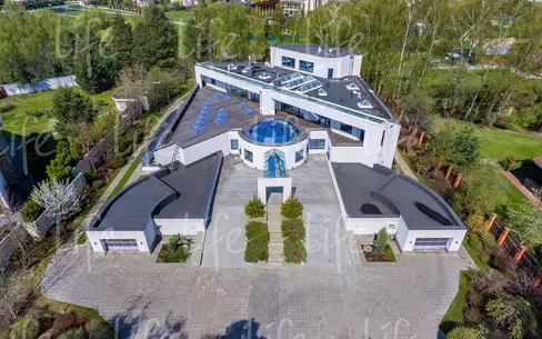 3-этажный коттедж 2 400 м² с отделкой