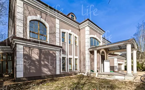 2-этажный коттедж 1 000 м² с отделкой