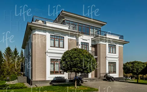3-этажный коттедж 1 185 м² с отделкой