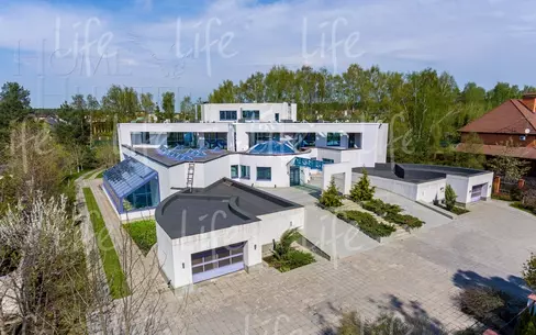 3-этажный коттедж 2 400 м² с отделкой