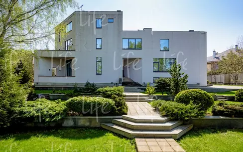 3-этажный коттедж 2 400 м² с отделкой