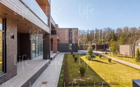2-этажный коттедж 1 300 м² без отделки
