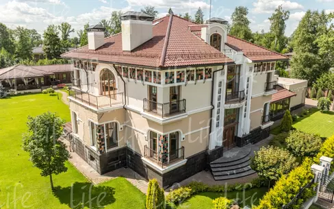 2-этажный коттедж 1 300 м² без отделки