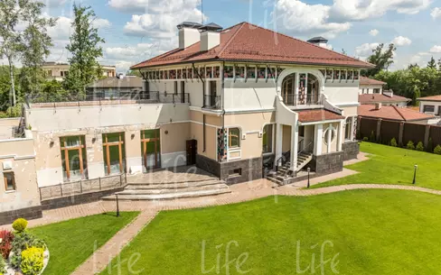 2-этажный коттедж 1 300 м² без отделки