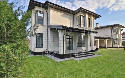 2-этажный коттедж 240 м² с отделкой