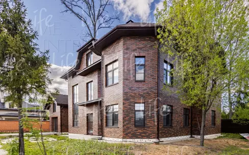 3-этажный коттедж 600 м² без отделки
