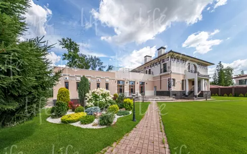2-этажный коттедж 1 300 м² без отделки