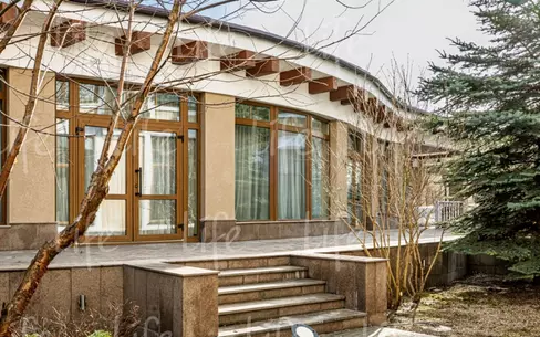 2-этажный коттедж 1 000 м² с отделкой