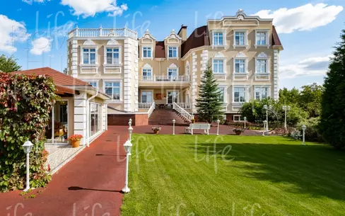 3-этажный коттедж 1 650 м² с отделкой