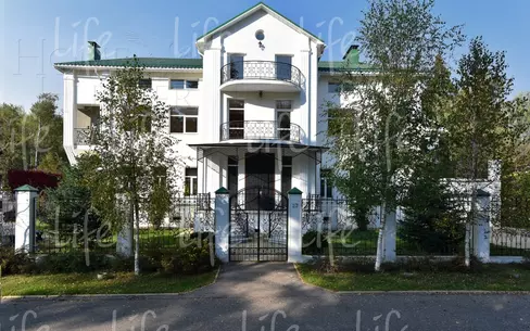 2-этажный коттедж 1 300 м² с отделкой