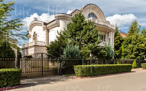 3-этажный коттедж 750 м² с отделкой
