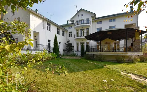 2-этажный коттедж 1 300 м² с отделкой