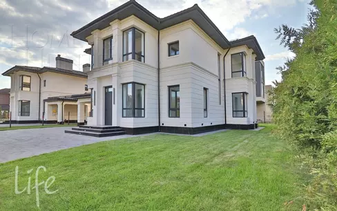 2-этажный коттедж 240 м² с отделкой