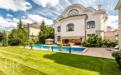 3-этажный коттедж 750 м² с отделкой