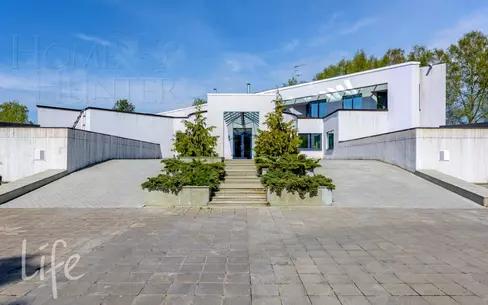 3-этажный коттедж 2 400 м² с отделкой