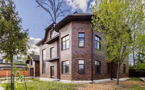 3-этажный коттедж 600 м² без отделки