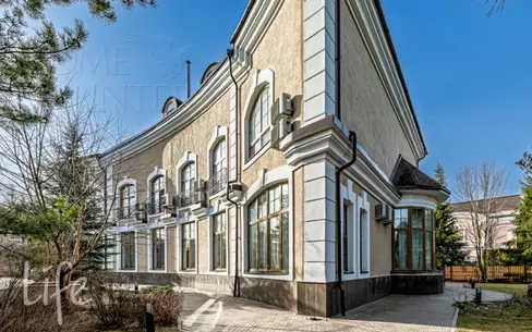 2-этажный коттедж 1 000 м² с отделкой