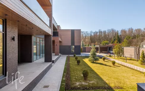 2-этажный коттедж 1 300 м² без отделки