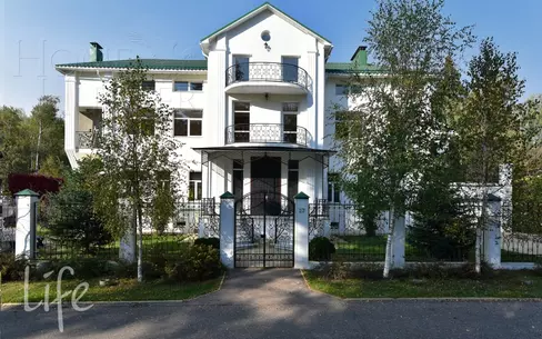 2-этажный коттедж 1 300 м² с отделкой