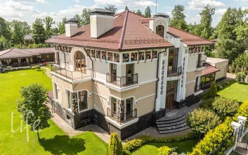 2-этажный коттедж 1 300 м² без отделки