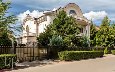 3-этажный коттедж 750 м² с отделкой