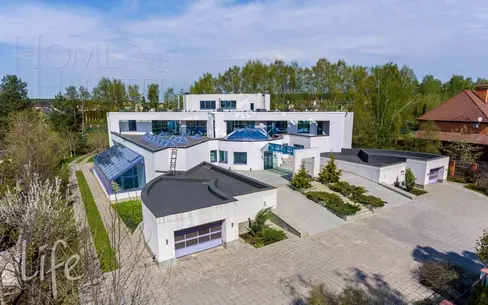 3-этажный коттедж 2 400 м² с отделкой