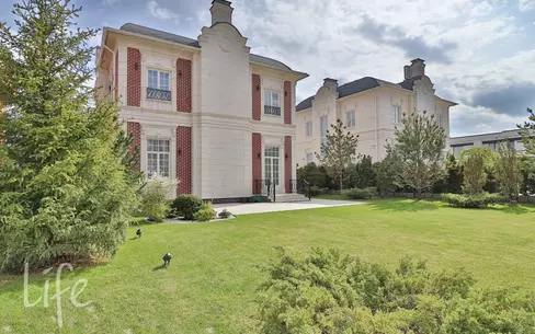 2-этажный коттедж 250 м² с отделкой