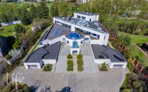 3-этажный коттедж 2 400 м² с отделкой