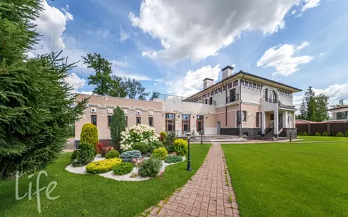 2-этажный коттедж 1 300 м² без отделки