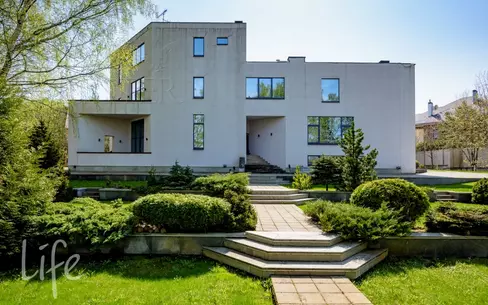 3-этажный коттедж 2 400 м² с отделкой