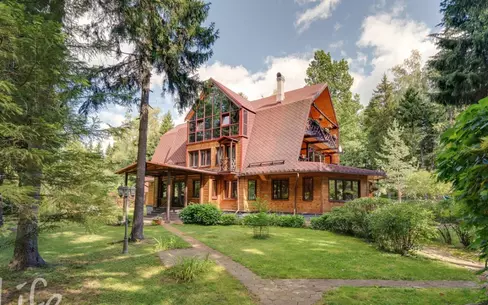 3-этажный коттедж 650 м² с отделкой