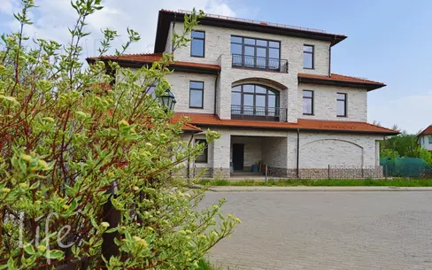 2-этажный коттедж 1 000 м² с отделкой