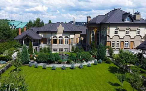 2-этажный коттедж 1 700 м² с отделкой