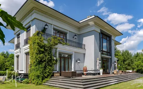 3-этажный коттедж 1 315 м² с отделкой