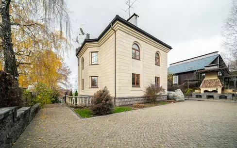 3-этажный коттедж 1 200 м² без отделки