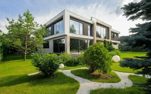 2-этажный коттедж 1 000 м² с отделкой